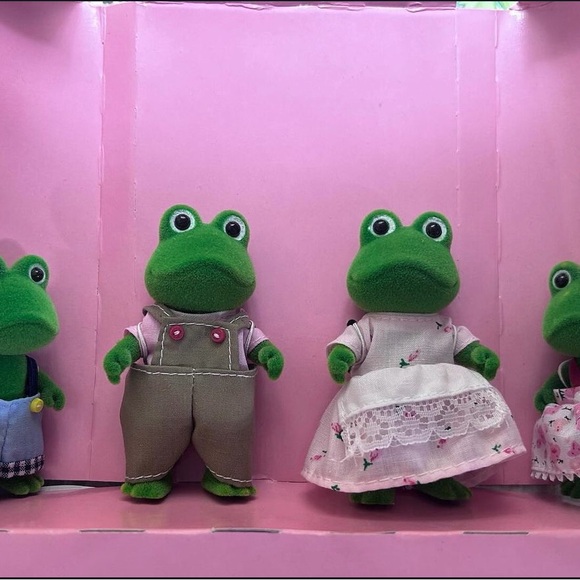 Calico Critters Bullrush Frog Family Set - Picture 2 of 2